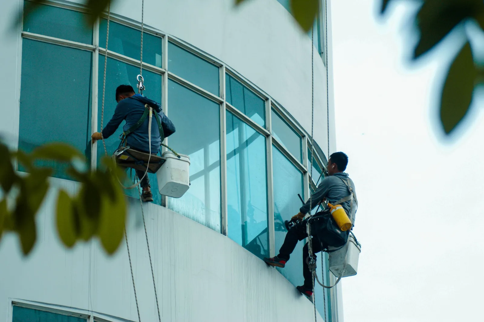 Equipo de limpieza trabajando en una oficina