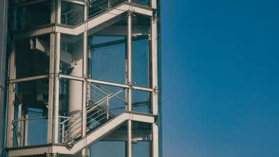 Escalera de un portal recién fregada
