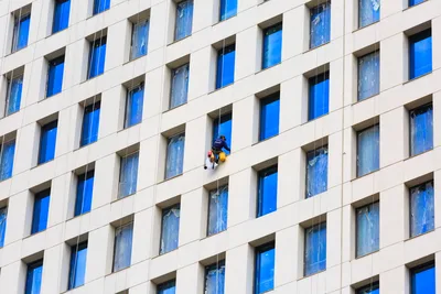 Persona limpiando el suelo de una oficina diáfana